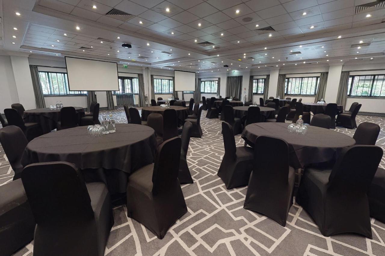 Hotel Village Wirral 3*