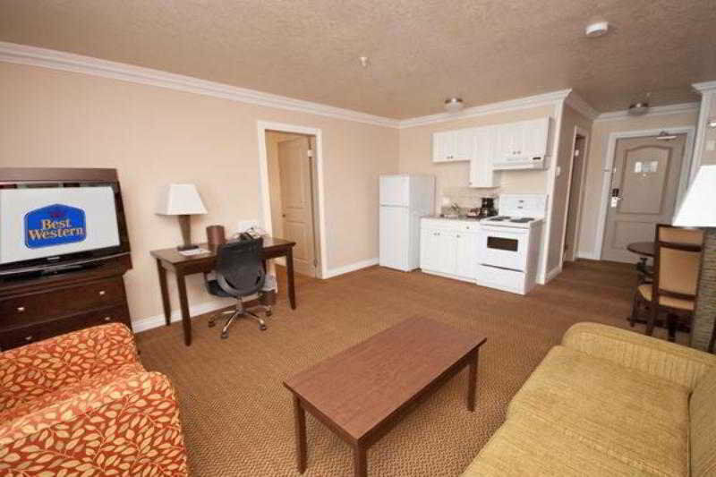 Village Wirral Hotel 3*