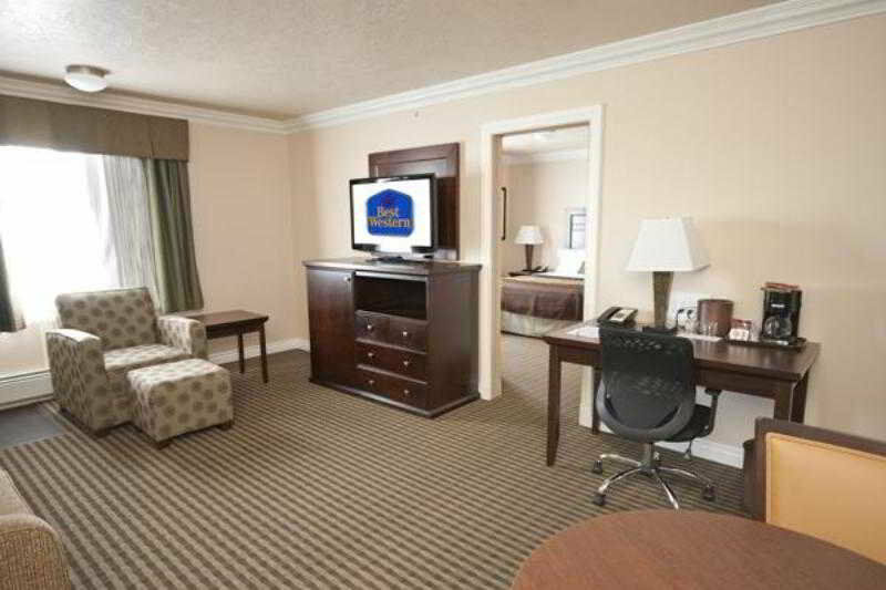 Village Wirral Hotel 3*