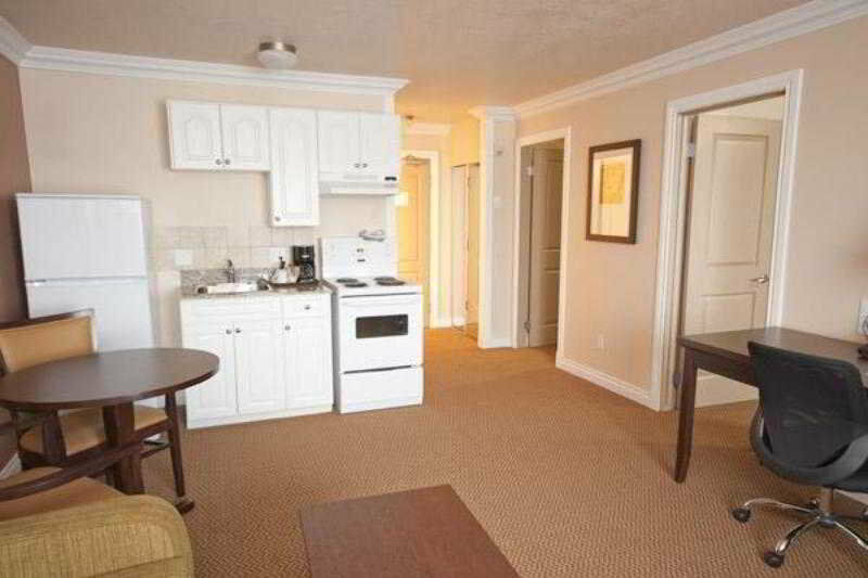 Hotel Village Wirral 3*